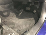 内装工程では、中古車を気持ちよくお乗りいただけるよう清掃しております。