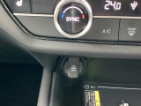 【アクセサリーソケット(電源ソケット)】電源からケーブルをつなげば、スマートフォンなどの電子機器の充電などを行うことができます!ゲーム機器や、カメラの充電にも便利ですね。