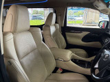 運転席の画像です。足元やシートまわりに余裕があり、リラックスした姿勢で運転が可能です。視界も良好で操作系へのアクセスもしやすく、快適で安心感のあるドライブをサポートします。