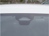 【アクティブセーフティブレーキ】前方の車両や障害物を検知し、ドライバーが回避操作を行わない場合に自動的にブレーキを作動させます。