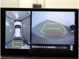 パノラミックビューモニターは、車両の前後左右に搭載した4つのカメラにより、車を真上から見ているような映像を表示させ、運転席から確認しにくい車両周囲の状況を把握できます。