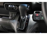 インパネシフトだから視線の移動も少なく足元もスッキリ♪運転席もゆったりしているのでゆとりを持ってドライブできますね!