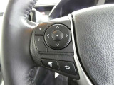 【ステアリングスイッチ】ステアリングから手を伸ばさなくても簡単にオーディオコントロールできますので、安全ですね。