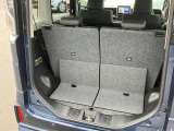 リヤシートの肩部にある操作レバーで荷室側からすばやく簡単に前倒しができますよ☆分割可倒式なので載せるものによってアレンジが可能です☆