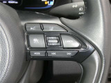 【レーダークルーズコントロール】(全車速追従機能付)付きです。車速に応じて追従支援してくれるので、ロングドライブも快適です。詳細は販売店スタッフまでおたずねください。