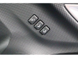 運転席のシートポジションを2か所記憶させることがシートメモリー機能が付いております。ボタンを押すと設定したシートポジションに自動で動きます♪
