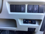 後席側のスライドドアは運転席で開錠可能です。