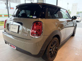 かわいいテールのデザインはほかの車にはない魅力があります。ひと目で&ldquo;MINI&rdquo;とわかるデザインはアナタを虜にしてしまうかもしれません