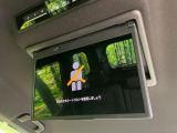 【後席モニター】家族や友人とお出かけする機会が多い方に大人気の後席モニターを装備!見やすい位置に画面がありテレビやDVDの視聴も快適!友達もお子様も、後席にしか乗らなくなるかも??