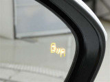 ブラインドスポットモニター装備。隣車線を走る車両を検知。ドアミラーでは確認しにくい後、側方エリアに存在する車両や急接近してくる車両も検知しドアミラーに搭載されたLEDインジケーターが点灯します。