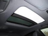 サンルーフ付きです。昼は気持ちよい風を取り入れたり、シェードを開けておくことにより車内が明るくなります。夜はシートを倒せば流れ星が流れたり星がたくさん見えるかも・・わくわくする装備ですね!