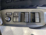 パワーウィンドウのスイッチですよ。 運転席に居ながら窓を開け閉めのコントロールできますよ。 ロック機能で、子供がイタズラして窓を開けるという事も無くなりますよ。