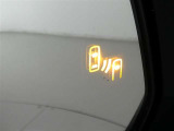 隣車線を走る車両をレーダーで検知し、ドアミラーでは確認しにくい後側方エリアに存在する車両に加え、急接近してくる車両も検知します。車両を検知するとドアミラーに搭載されたLEDインジケーターが点灯します。