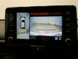 車両全体を上から表示し車両周囲を確認する事が出来るので、狭い駐車場等で重宝する装備です もちろんバックモニターとしての機能もございます