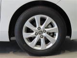 純正のアルミホイール装着車です。タイヤサイズは185/65R15です。