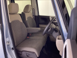 フロントシートはベンチシートです。ベンチシ―トは運転席と助手席の移動もスムーズ!狭い駐車場での乗り降りに便利です。シートの間にコンソールボックスやドリンクホルダーがないため、車内空間も広く感じます