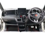 操作性に優れた運転席となります!小物入れや各ボタンの配置にこだわり、使いやすいです!座り心地もよく視認性も良好なのでロングドライブもお任せ下さい!