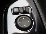 日本の駐車場は幅が広くないところが多くて、乗り降りが大変だったりしますよね。電動ミラーがあれば、室内でミラーをたためるので、駐車するときも便利ですね。