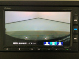 【バックカメラ】運転が苦手な方も車庫入れラクラクです!ギアをリバースに入れれば自動的に切り換わりますので、面倒な操作は不要です♪狭い駐車場もお車を傷つけず安心ですね!