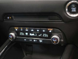 オート式エアコンは操作性が良好です。運転席と助手席にはシートヒーターが装備されており、座面と背もたれをすばやく温め、寒い時期にも快適な運転環境を提供します。