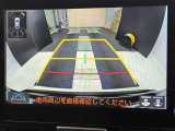 こちらのバックカメラは画面にラインが表示されておりますので、バック持のクルマの進行方向の目安になります。より高いレベルで車庫入れをサポートする、便利な機能ですね。