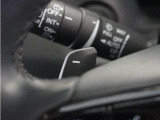 ◆減速セレクター◆ステアリングホイールの左右に取り付けられた2つのパドルスイッチで減速の強さを調整。 左側の「-」を操作すると減速を強く、右側の「+」を操作すると減速を弱くすることができます。