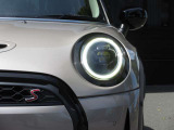 印象的な丸目のテールランプ、夜間でも後続車にMINIだとアピールできます。
