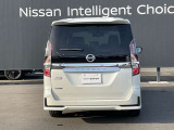 デュアルバックドアはガラス面だけが開きますので通常の半分のスペースが、あれば荷物の出し入れが出来ますよ。