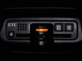 装備されているビルトインタイプのホンダ純正ETC車載器です。セットアップしてからご納車致します。ETCカードを差し込めば高速道路の出入り口ゲートを楽々通過出来ます。