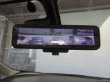 【スマートルームミラー】車両後方のカメラ映像をミラー面に映し出します。車内の状況や天候などに影響されずいつでもクリアな後方の視界が得られます♪