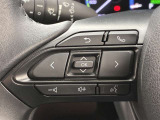 運転中、オーディオの操作をしてて、ハッとしたことはありませんか?ステアリングスイッチは、運転中でもハンドルでオーディオの操作が可能です。安全なドライブをサポートします。