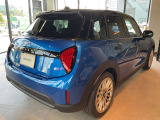 かわいいテールのデザインはほかの車にはない魅力があります。ひと目で&ldquo;MINI&rdquo;とわかるデザインはアナタを虜にしてしまうかもしれません