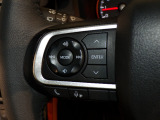 【ステアリングリモコン】ステアリングにオーディオ調節可能なスイッチが装備されていますので運転中でも視線をそらさずにオーディオの調節が可能です!