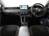 視界広々で運転しやすくロングドライブでも疲れを感じさせないすっきりとまとまったインパネ周りです。