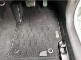 運転席フロアマットは使用感はありますが破れやほつれはありません。