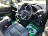 高いホールド性で運転姿勢が安定します。長距離ドライブでも疲れにくいのが魅力です。快適なドライビングライフをお送りください♪