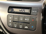 【オートエアコン】一度お好みの温度に設定すれば、車内の温度を検知し風量や温度を自動で調整。暑い&hellip;寒い&hellip;と何度もスイッチ操作をする必要はありません。快適な車内空間には必須の機能ですね♪