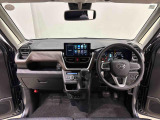 Aピラーの傾斜やヒップポイントの位置を最適化。ひらけた前方視界とノンストレスな運転姿勢で快適なドライブが楽しめます。