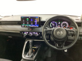 車内は光触媒抗菌消臭施工済です。スタイリッシュなデザインでスポーティなインパネ周りを演出します。グローブボックスやカップホルダーのほかにトレーなどたくさんの収納スペースが付いています。