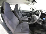 ゆったり室内で運転もしやすいです♪使い勝手の良い配置も考えられています!!