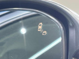 【ブラインドスポットモニター】走行中、ドアミラーの死角になりやすい箇所に後続車が接近するとサイドミラーのレンズに警告を表示!ドライバーに注意喚起をしてくれます。