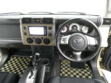 運転席からの視界はこんな感じです☆お気軽にご来店いただき、実際に座って是非お確かめください。ドライバーに寄り添う快適な操作フィールをもたらすステアリングです。