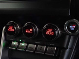 左右独立で温度コントロールができるオートエアコンを装備しています。