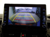バックモニター付きで慣れない駐車場や車庫入れをサポートします。