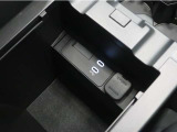 アームレストを開けば、中は収納スペースになっています。USBに対応しています。