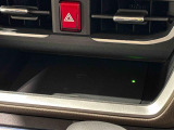 手の届くところにスマートフォンが置けるインパネセンタートレイ