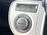 【オートエアコン】一度お好みの温度に設定すれば、車内の温度を検知し風量や温度を自動で調整。暑い&hellip;寒い&hellip;と何度もスイッチ操作をする必要はありません。快適な車内空間には必須の機能ですね♪