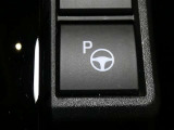 アドバンスト パーク付きです。カメラやソナーによって、周囲を監視しながら駐車を支援。障害物を検知した場合には警報を鳴らし、ブレーキ制御を行うことで接触回避を支援します。