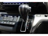 インパネシフトだから視線の移動も少なく足元もスッキリ♪運転席もゆったりしているのでゆとりを持ってドライブできますね!