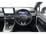 スポーティームード溢れる運転席周りですね。 クイックなドライビングに対応できるよな運転席回りになっています。 ドライブがますます楽しくなりますね!